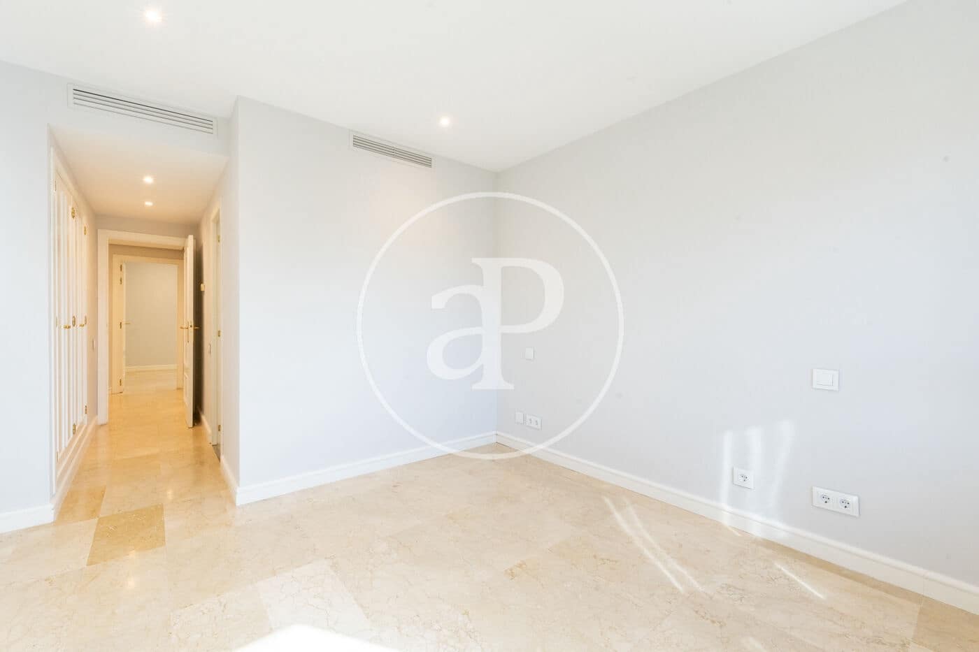 3 soveværelse Lejlighed til leje i Madrid by med garage - € 2.700 (Ref: 8778589)