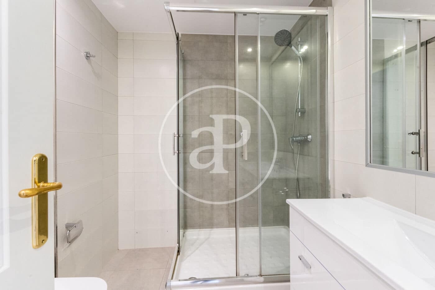 3 soveværelse Lejlighed til leje i Madrid by med garage - € 2.700 (Ref: 8778589)