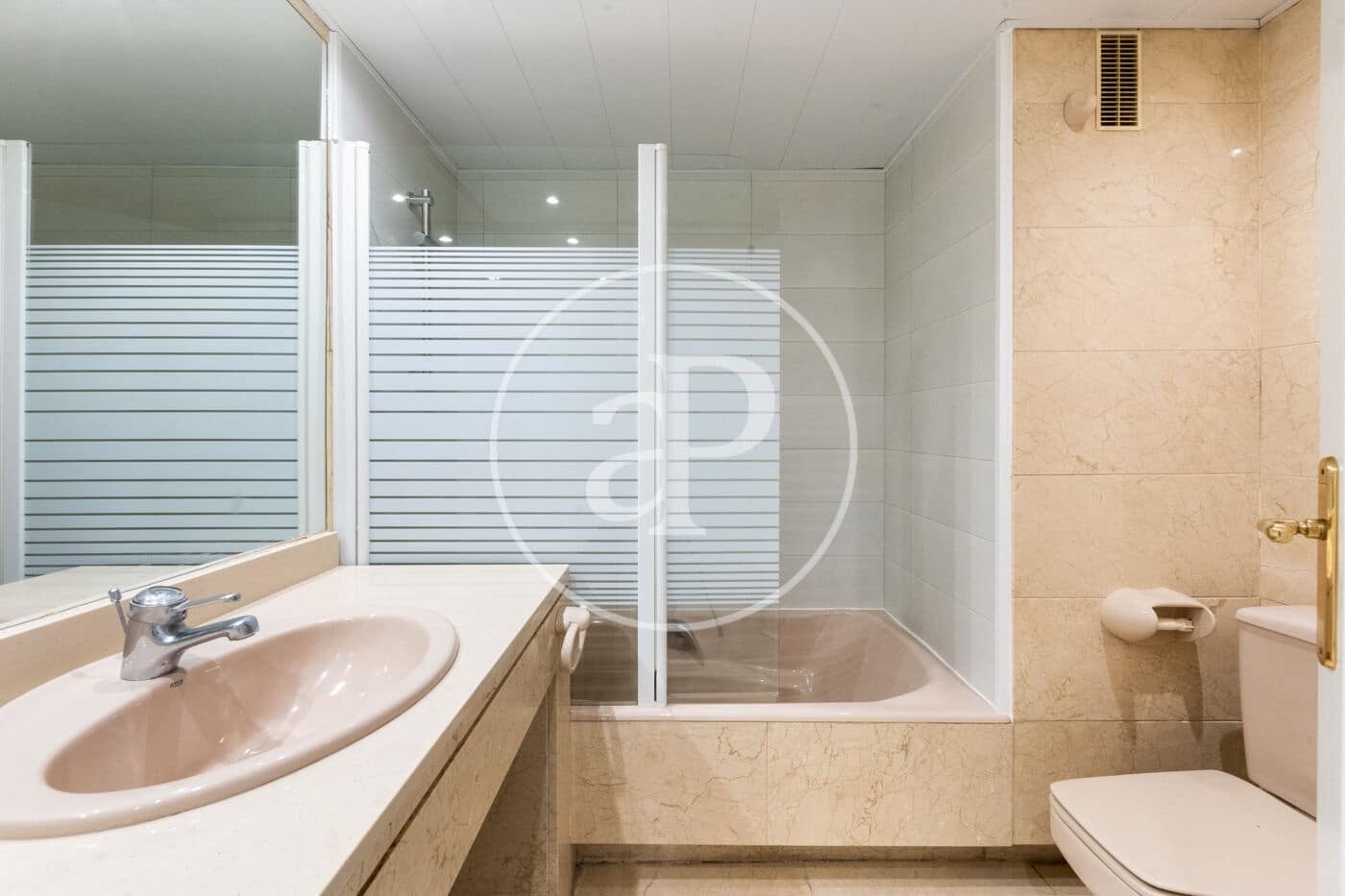 3 soveværelse Lejlighed til leje i Madrid by med garage - € 2.700 (Ref: 8778589)