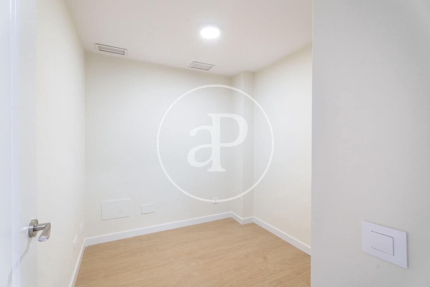 5 soverom Leilighet til leie i Madrid by med svømmebasseng - € 3 300 (Ref: 8809865)