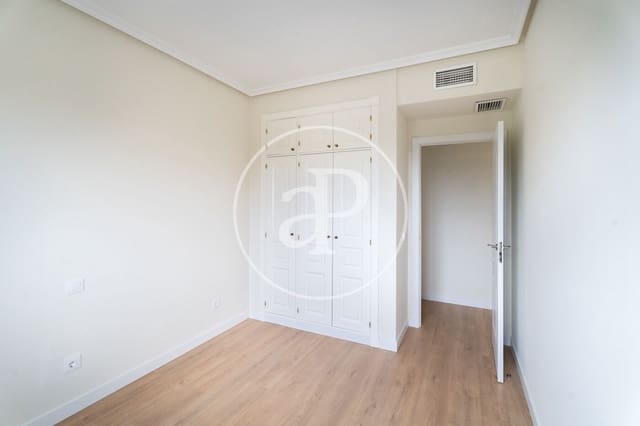 5 bedroom Apartment for rent in Aravaca, Madrid city with pool - € 3,300 (Ref: 8809865)