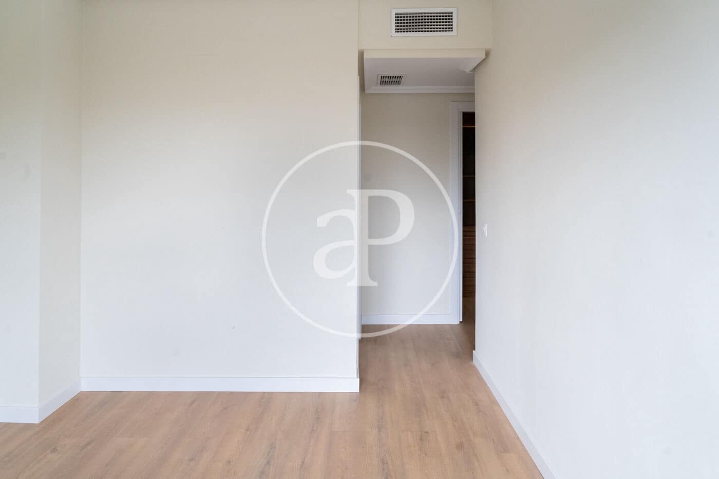 5 soverom Leilighet til leie i Madrid by med svømmebasseng - € 3 300 (Ref: 8809865)