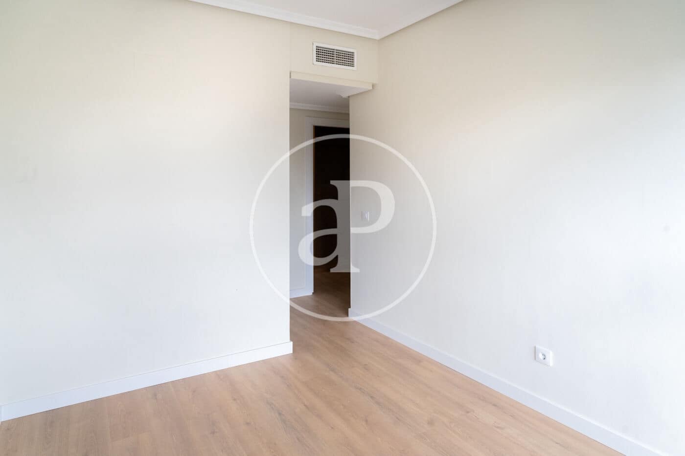 5 soverom Leilighet til leie i Madrid by med svømmebasseng - € 3 300 (Ref: 8809865)