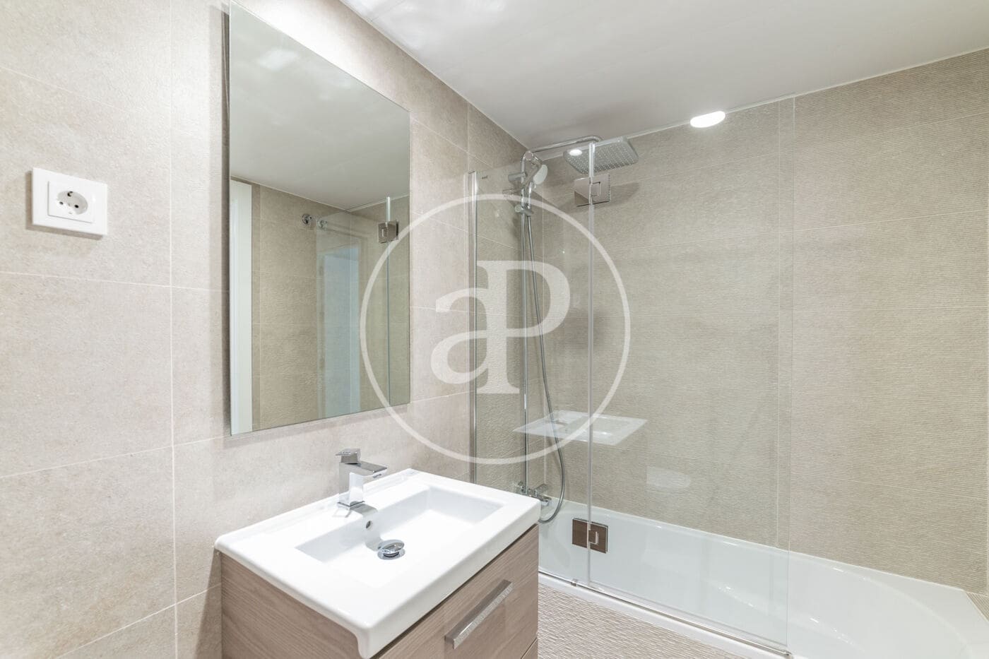 3 sovrum Lägenhet att hyra i Madrid stad med pool garage - 2 700 € (Ref: 8817993)