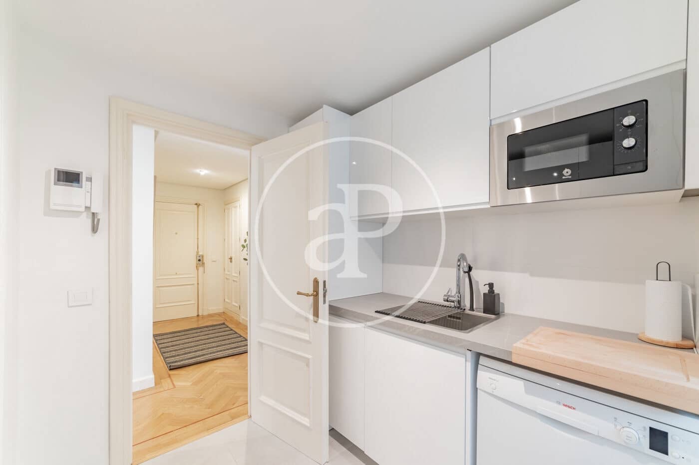 2 bedroom Apartment for rent in Madrid city - € 3,900 (Ref: 8834754)
