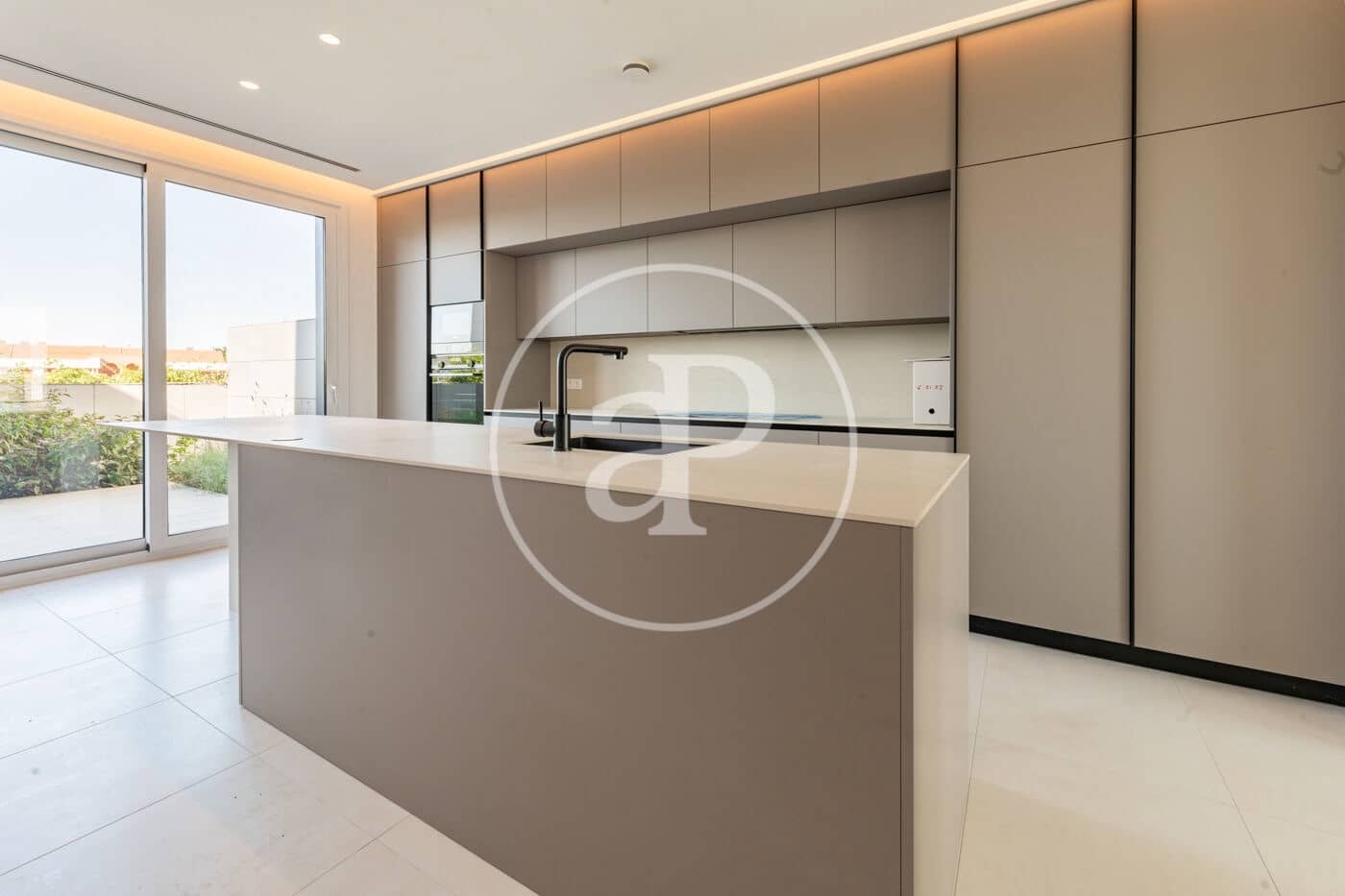 4 soveværelse Penthouse til leje i Pozuelo de Alarcon med swimmingpool - € 7.900 (Ref: 8851882)