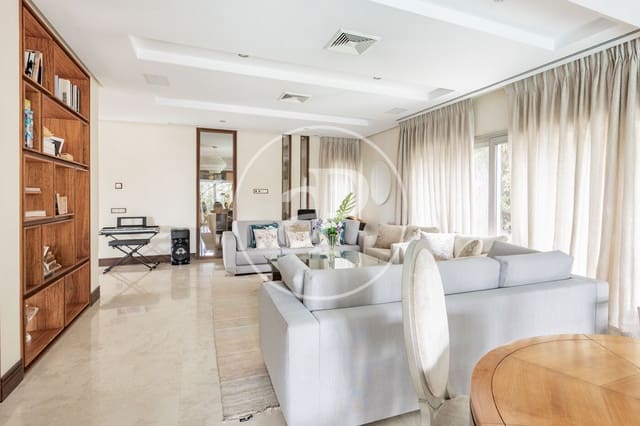 8 bedroom Villa for sale in Piovera, Madrid city with pool - € 5,500,000 (Ref: 8855045)