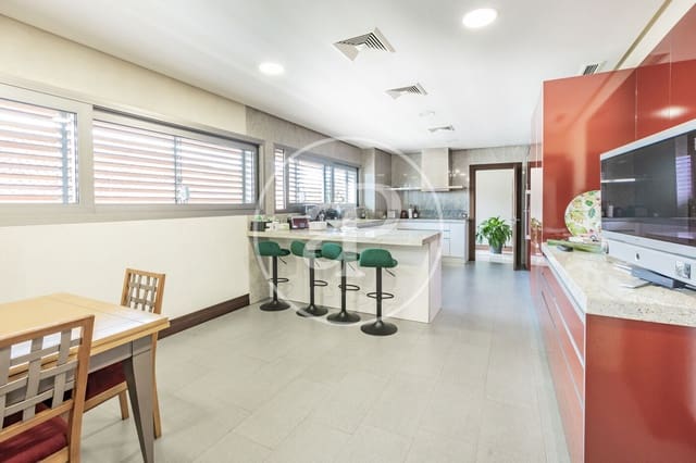 8 bedroom Villa for sale in Piovera, Madrid city with pool - € 5,500,000 (Ref: 8855045)