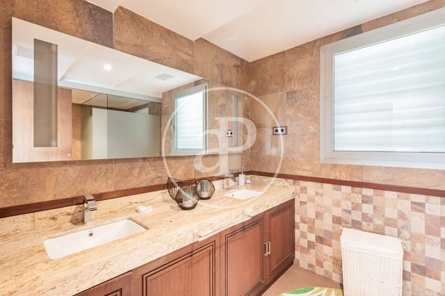 8 bedroom Villa for sale in Piovera, Madrid city with pool - € 5,500,000 (Ref: 8855045)