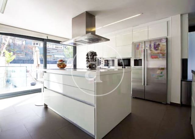 Chalet de 8 habitaciones en Nueva España, Madrid ciudad en venta con piscina - 3.950.000 € (Ref: 8884393)