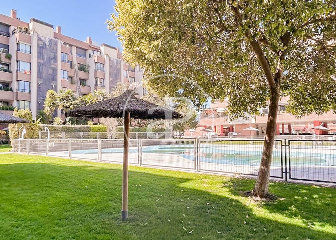 2 soveværelse Penthouse til salg i Madrid by med swimmingpool - € 899.000 (Ref: 8905655)