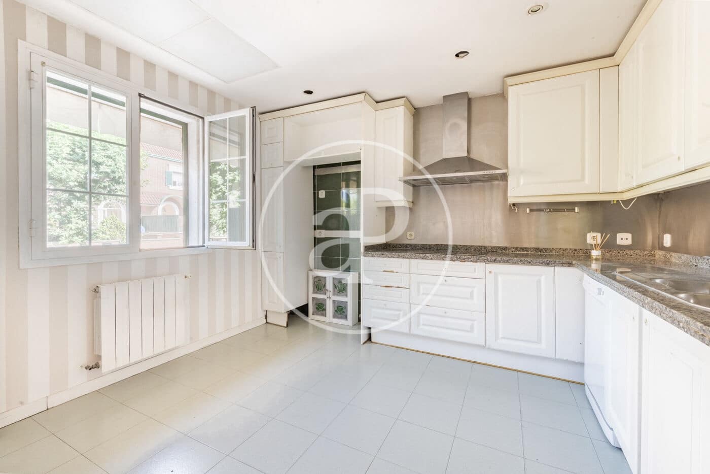 4 soveværelse Villa til salg i La Moraleja med swimmingpool - € 1.650.000 (Ref: 8907719)