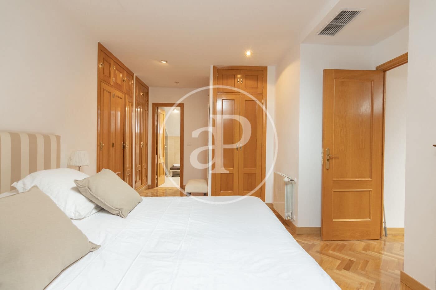 3 soverom Leilighet til leie i Madrid by med svømmebasseng garasje - € 2 900 (Ref: 8918193)