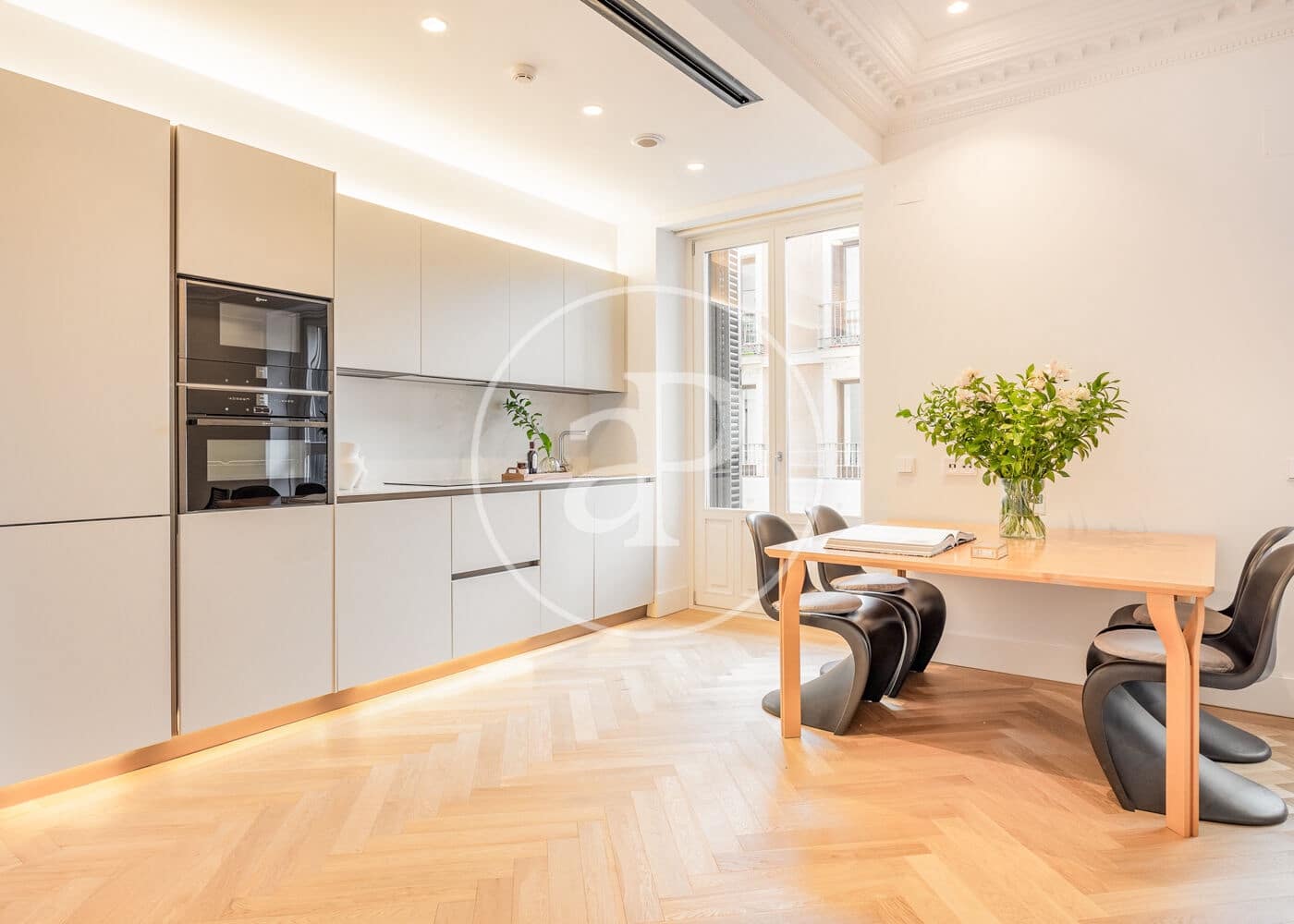 2 soveværelse Lejlighed til leje i Madrid by - € 3.600 (Ref: 8986872)