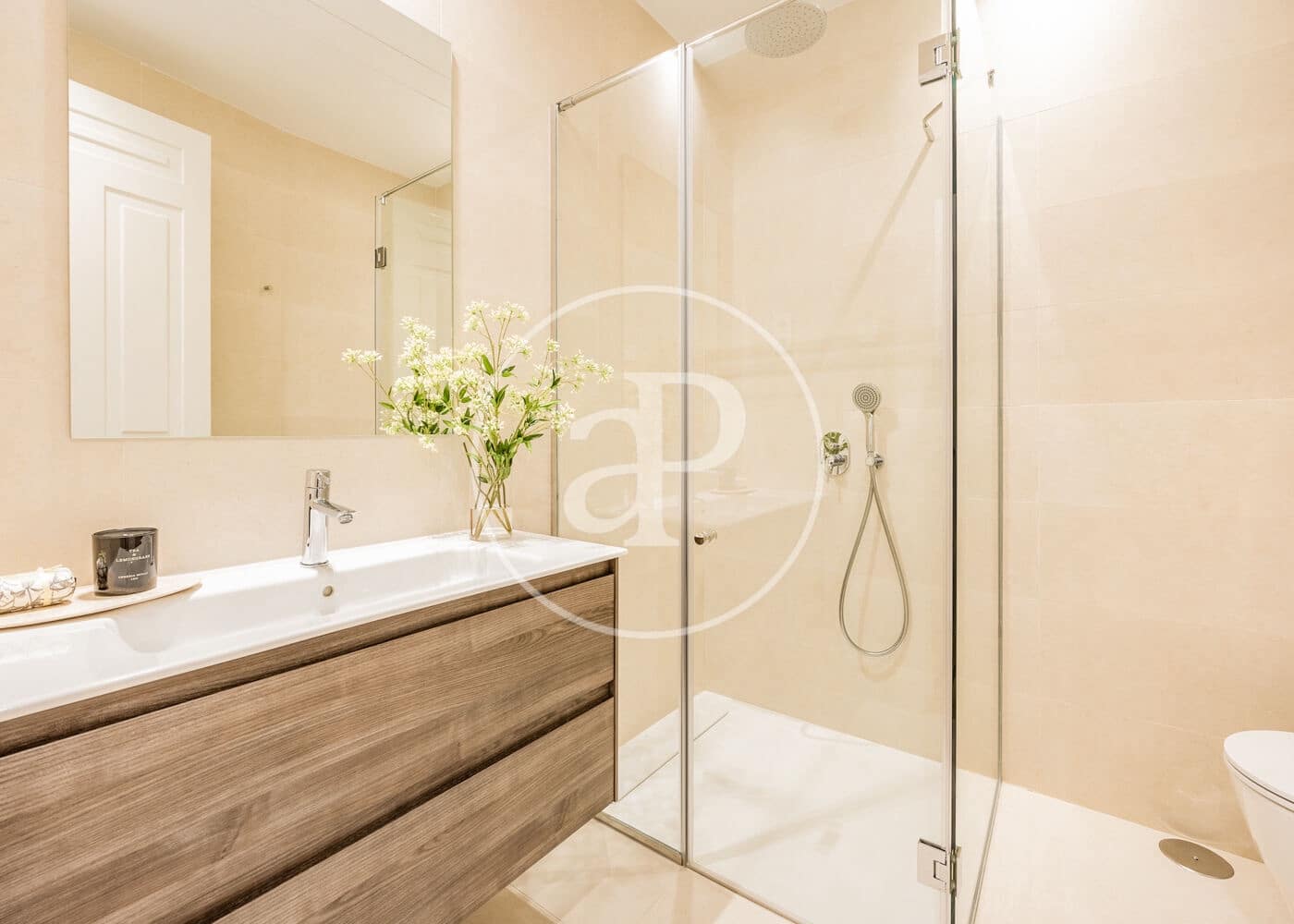 2 soveværelse Lejlighed til leje i Madrid by - € 3.600 (Ref: 8986872)