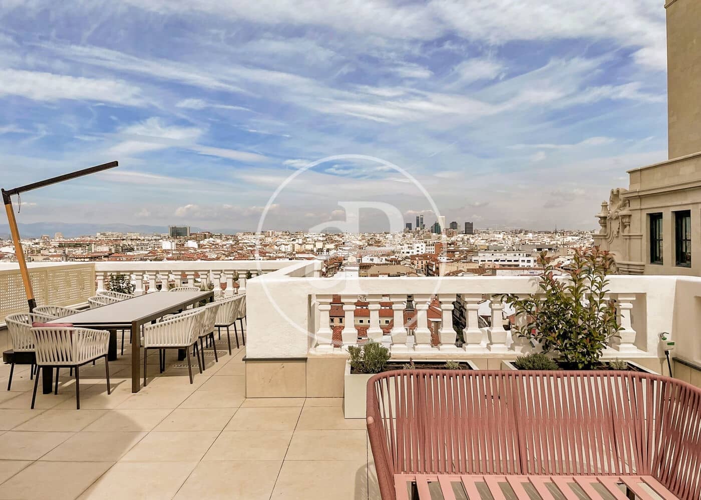 2 soveværelse Lejlighed til leje i Madrid by - € 3.600 (Ref: 8986872)