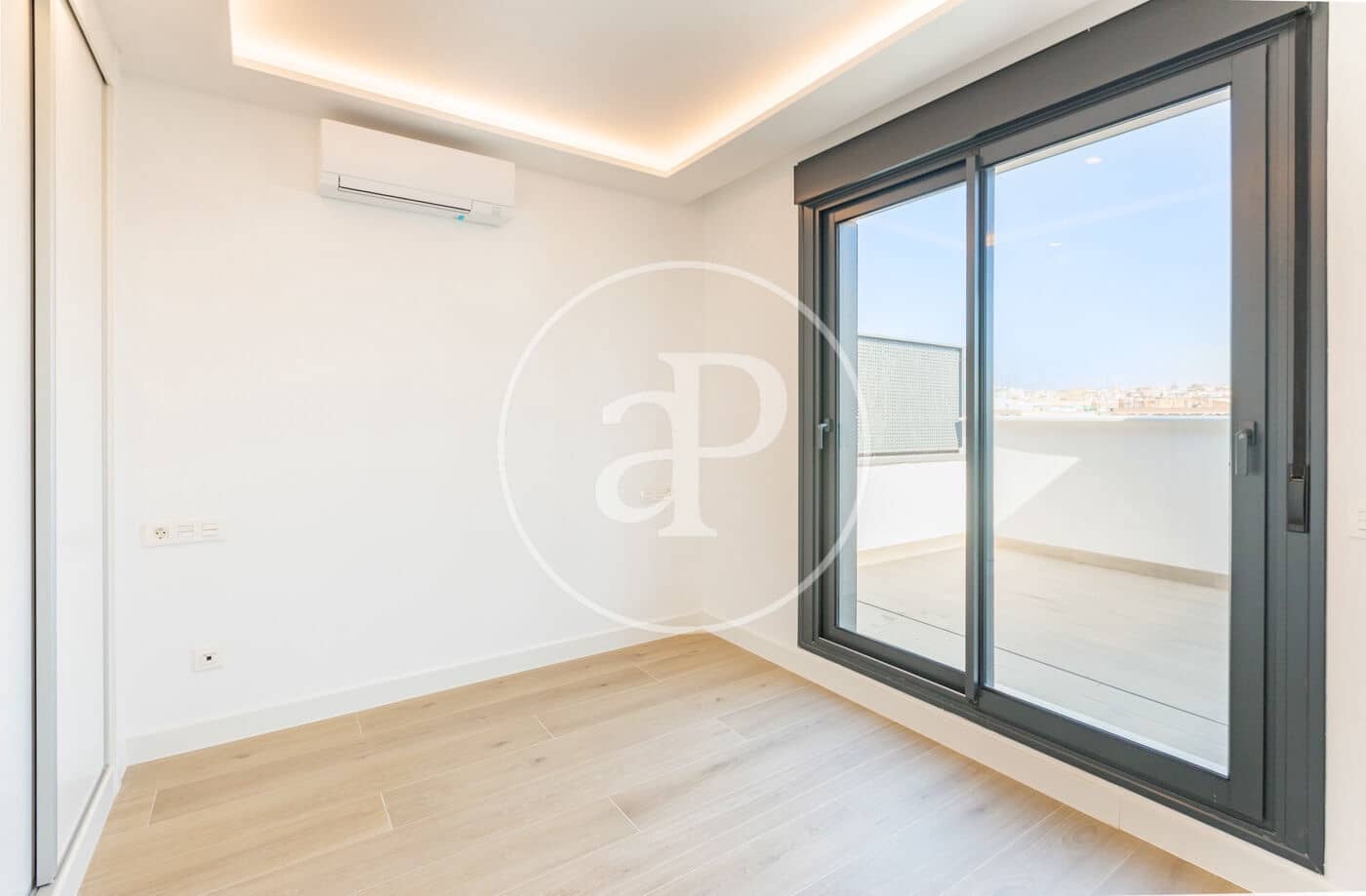 Leilighet til salgs i Madrid by med svømmebasseng garasje - € 717 000 (Ref: 8986970)