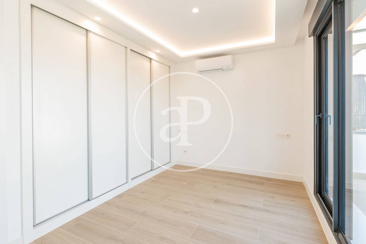 Leilighet til salgs i Madrid by med svømmebasseng garasje - € 717 000 (Ref: 8986970)