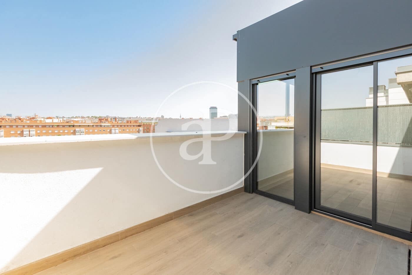 Leilighet til salgs i Madrid by med svømmebasseng garasje - € 717 000 (Ref: 8986970)
