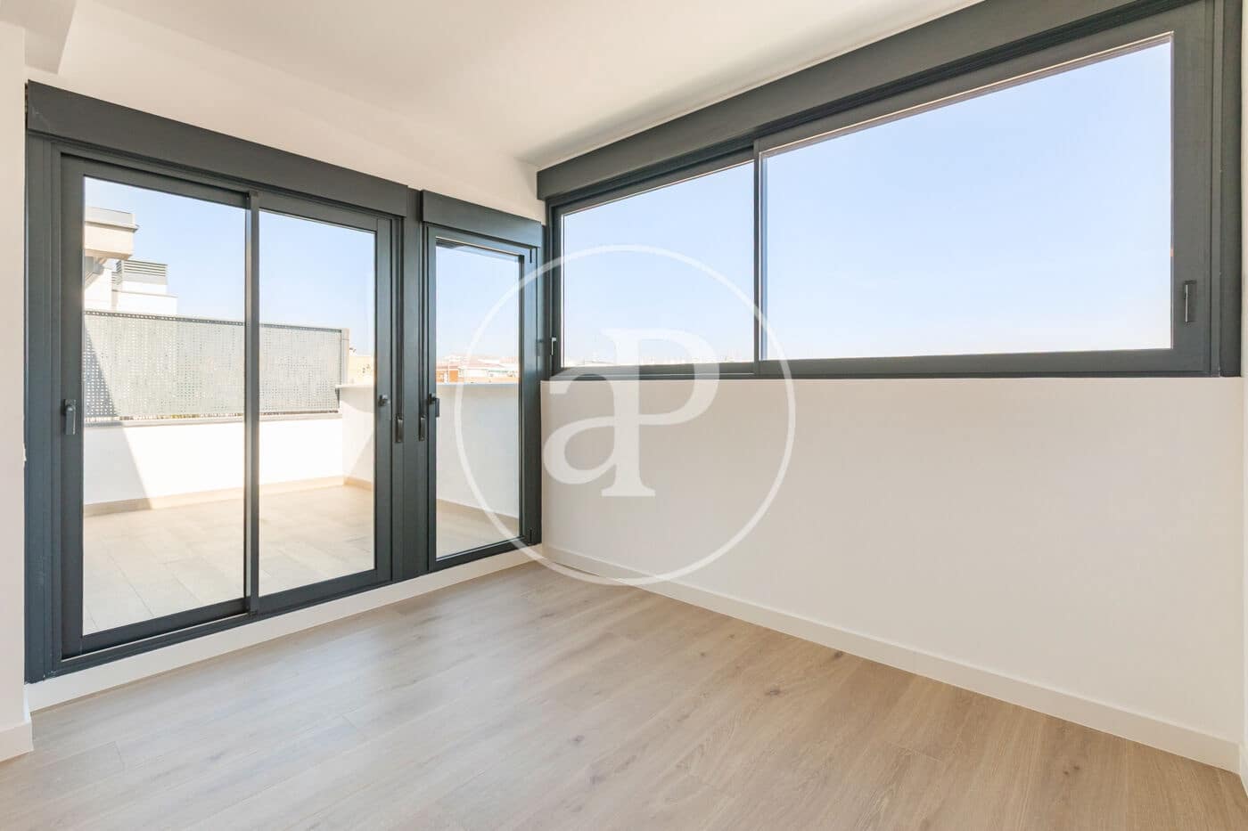 Leilighet til salgs i Madrid by med svømmebasseng garasje - € 717 000 (Ref: 8986970)