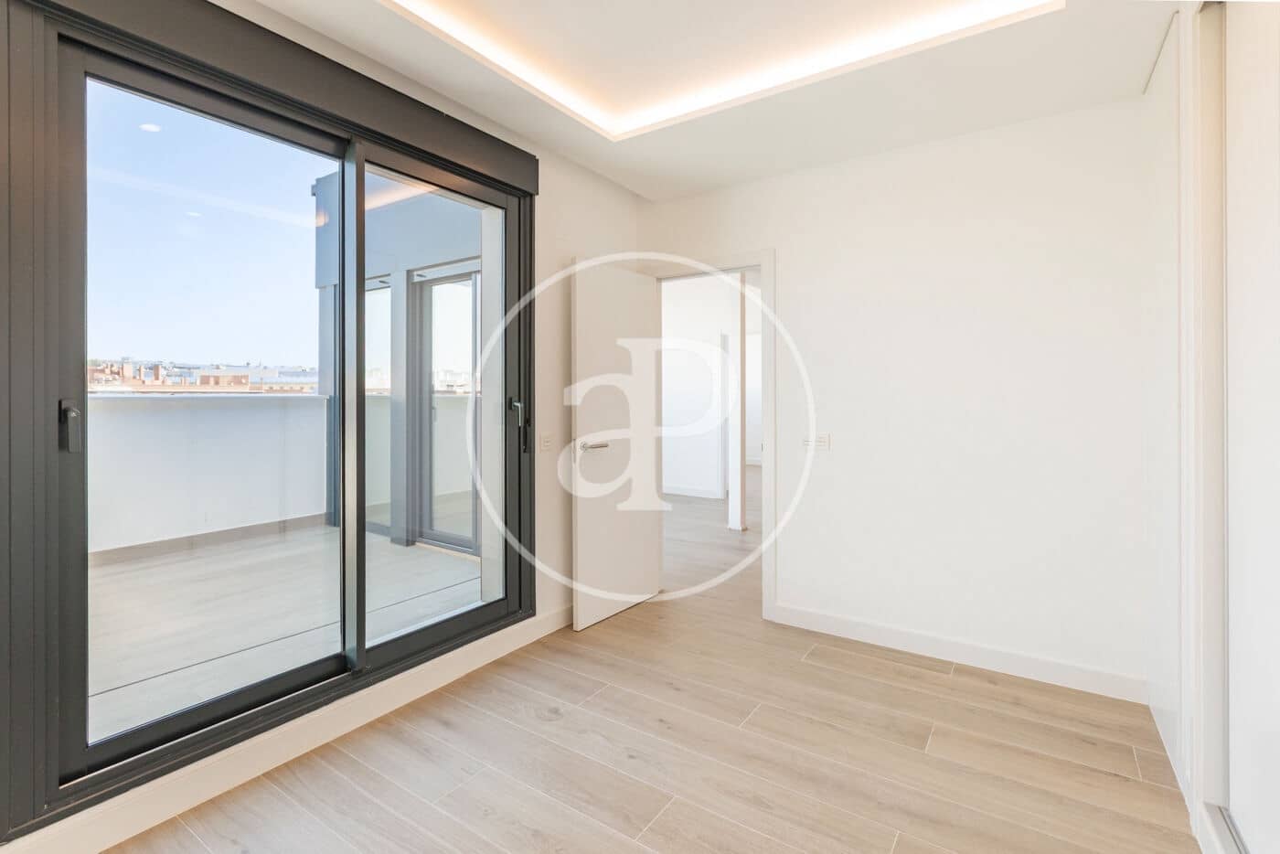 Leilighet til salgs i Madrid by med svømmebasseng garasje - € 717 000 (Ref: 8986970)