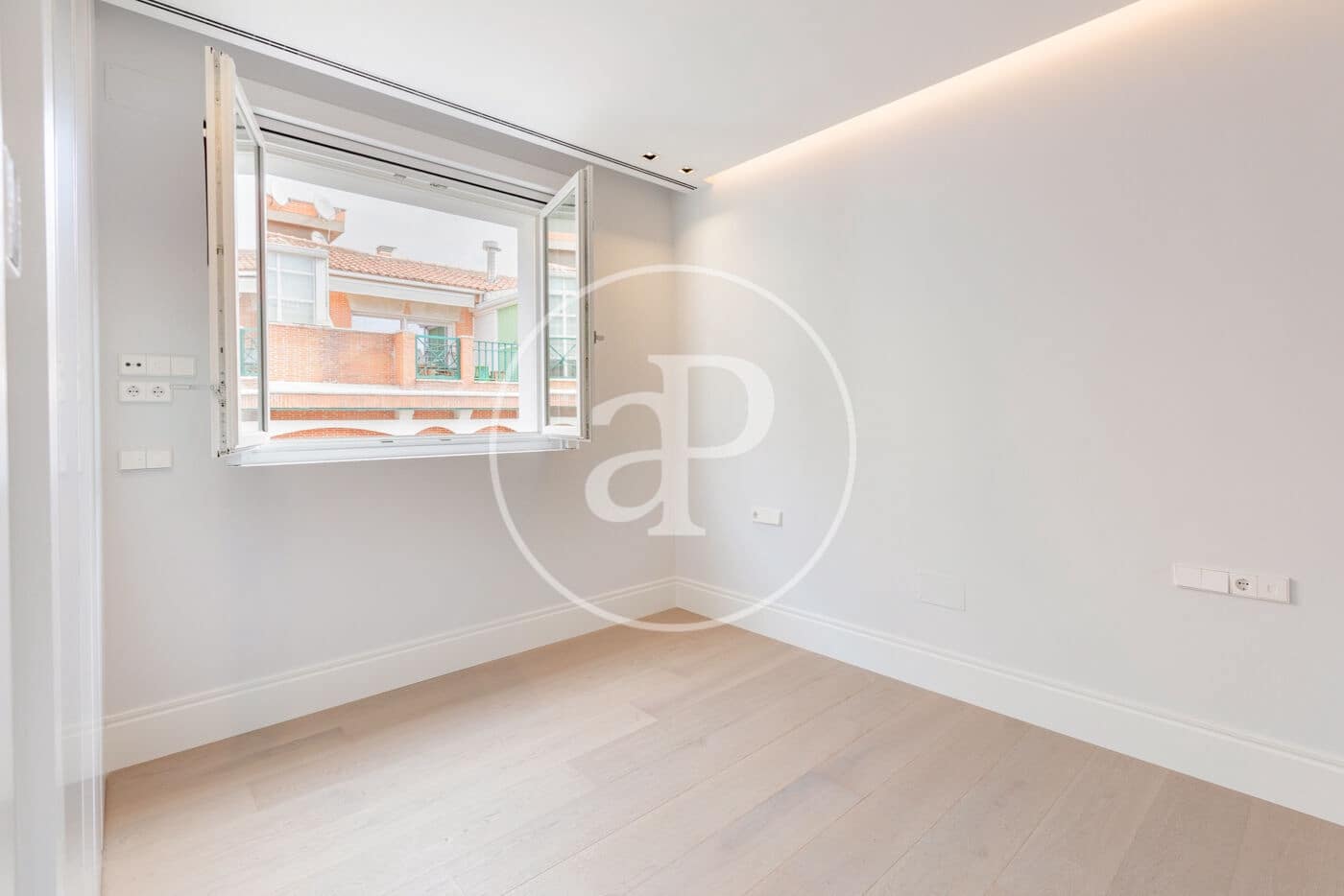 Apartment for sale in Madrid city with pool - € 1,795,000 (Ref: 8986980)