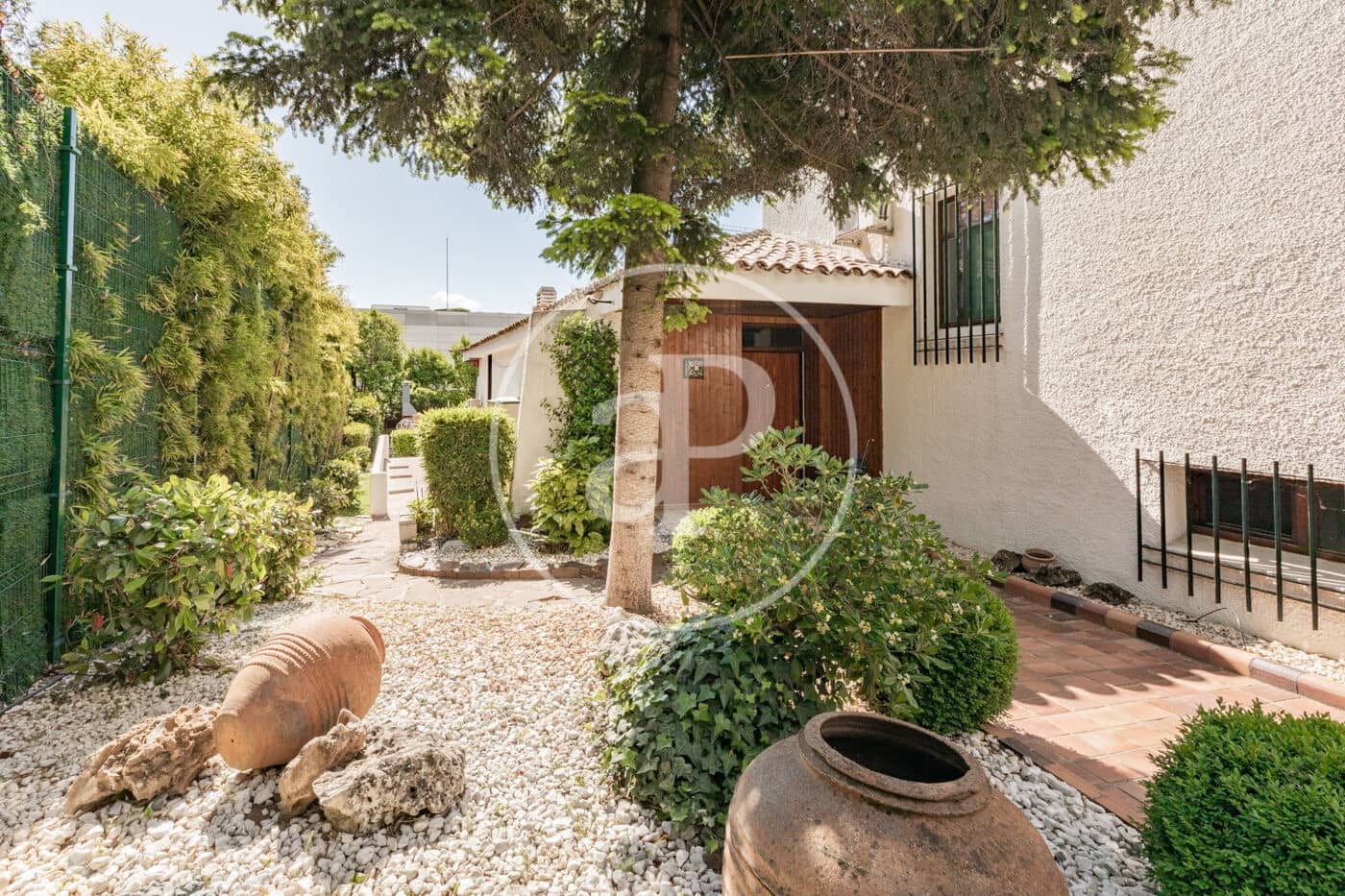 4 bedroom Villa for rent in Madrid city with pool - € 6,900 (Ref: 9001793)