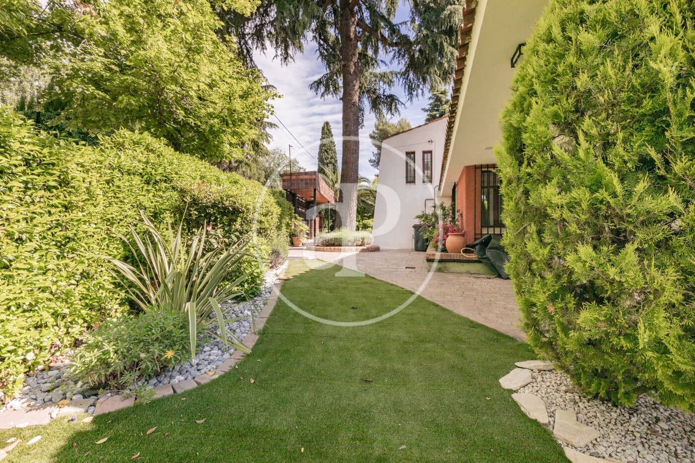 4 bedroom Villa for rent in Madrid city with pool - € 6,900 (Ref: 9001793)