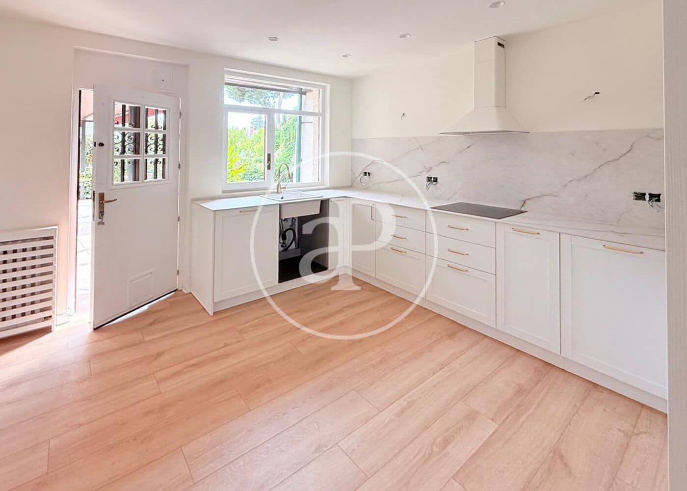 4 bedroom Villa for rent in Madrid city with pool - € 6,900 (Ref: 9001793)