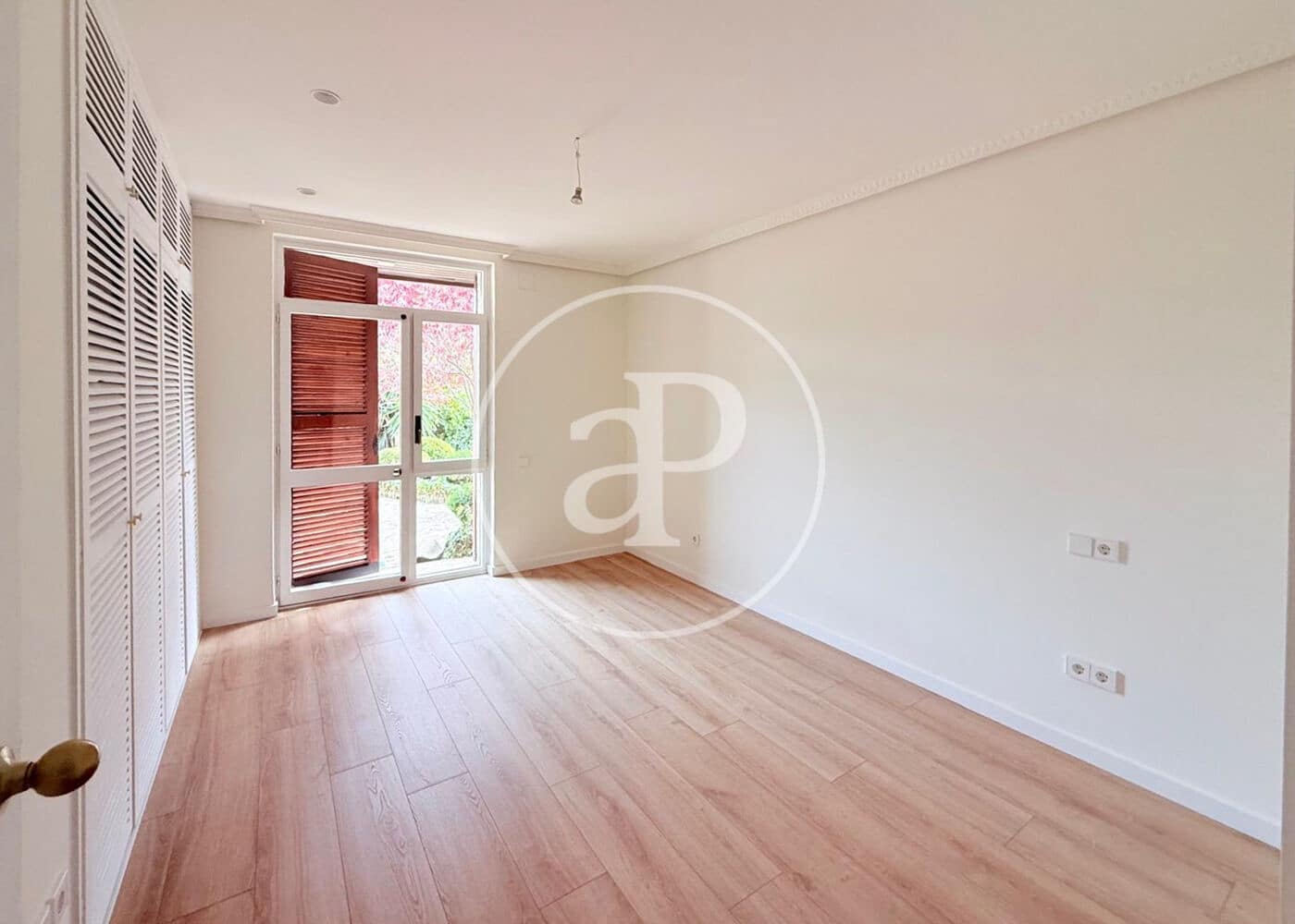 4 bedroom Villa for rent in Madrid city with pool - € 6,900 (Ref: 9001793)