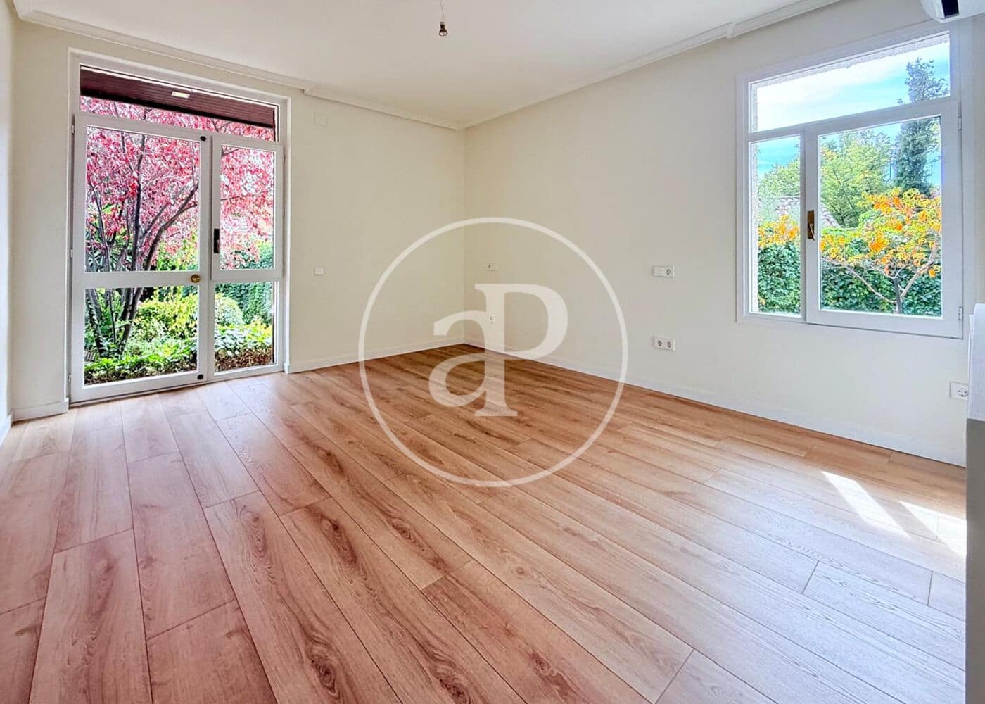 4 bedroom Villa for rent in Madrid city with pool - € 6,900 (Ref: 9001793)