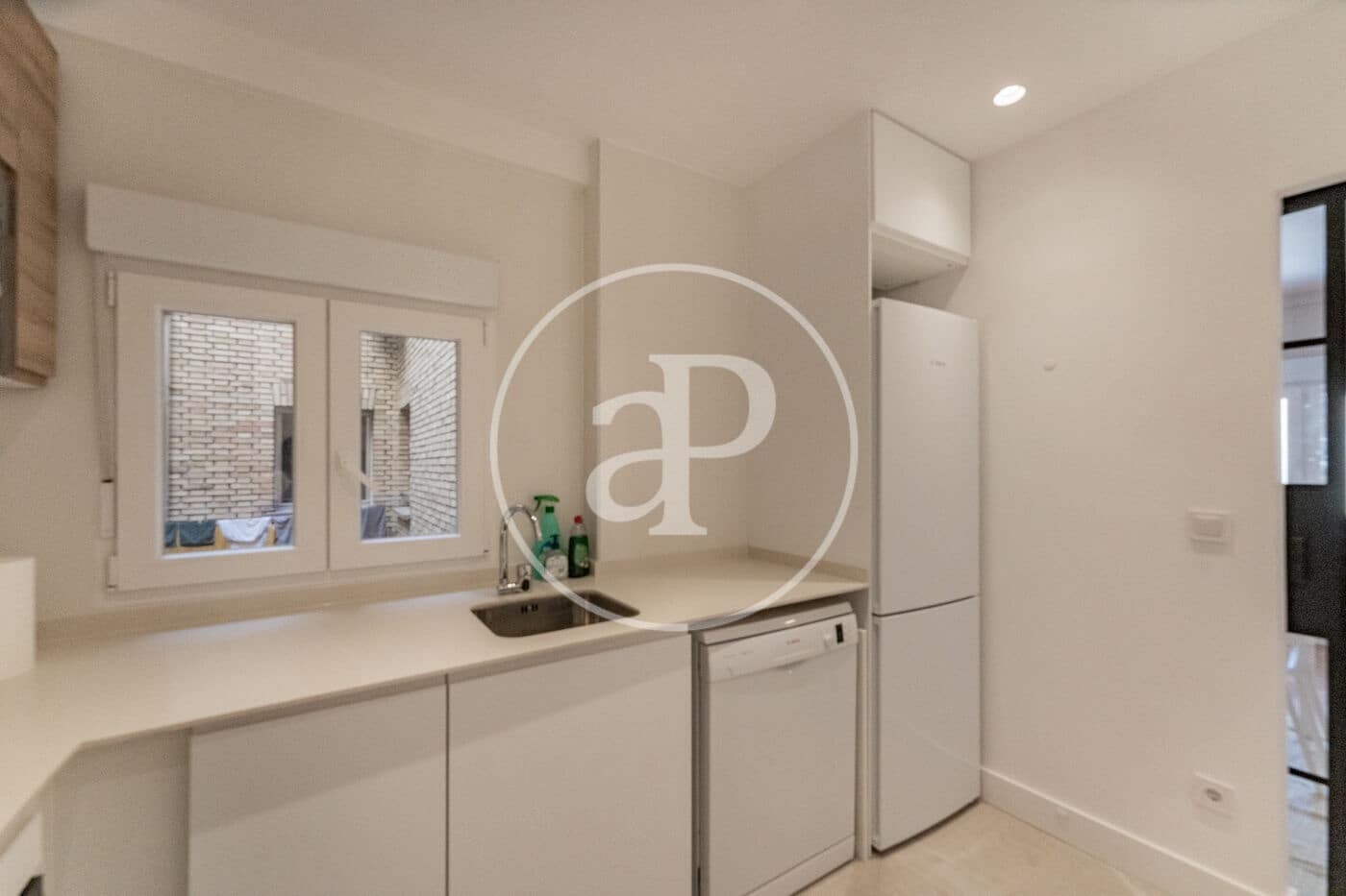 3 bedroom Apartment for rent in Madrid city - € 2,400 (Ref: 9018254)