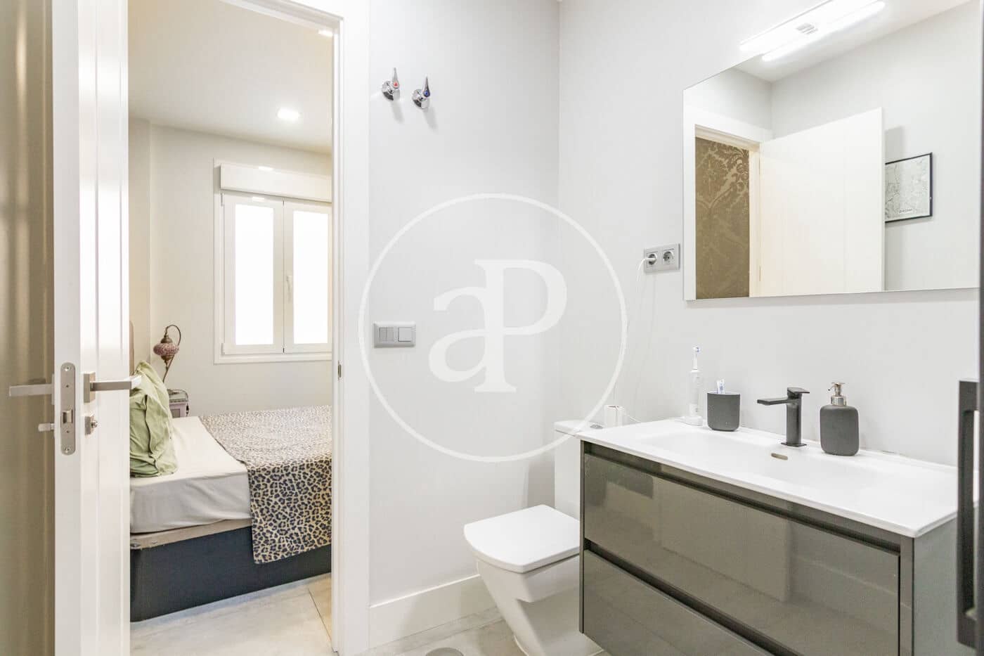 2 slaapkamer Appartement te huur in Madrid stad - € 2.000 (Ref: 9036963)