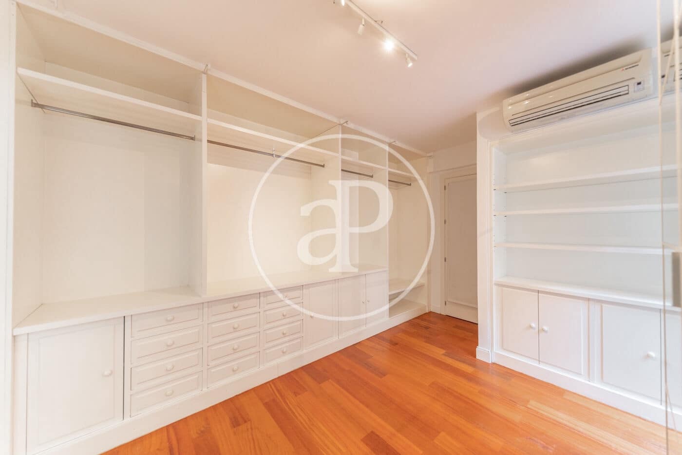 5 soveværelse Villa til leje i Madrid by - € 7.500 (Ref: 9036973)