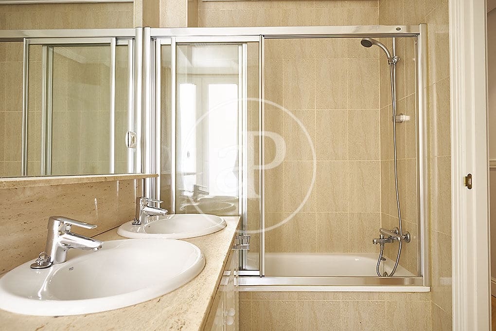 5 bedroom Apartment for rent in Madrid city - € 6,500 (Ref: 9042554)