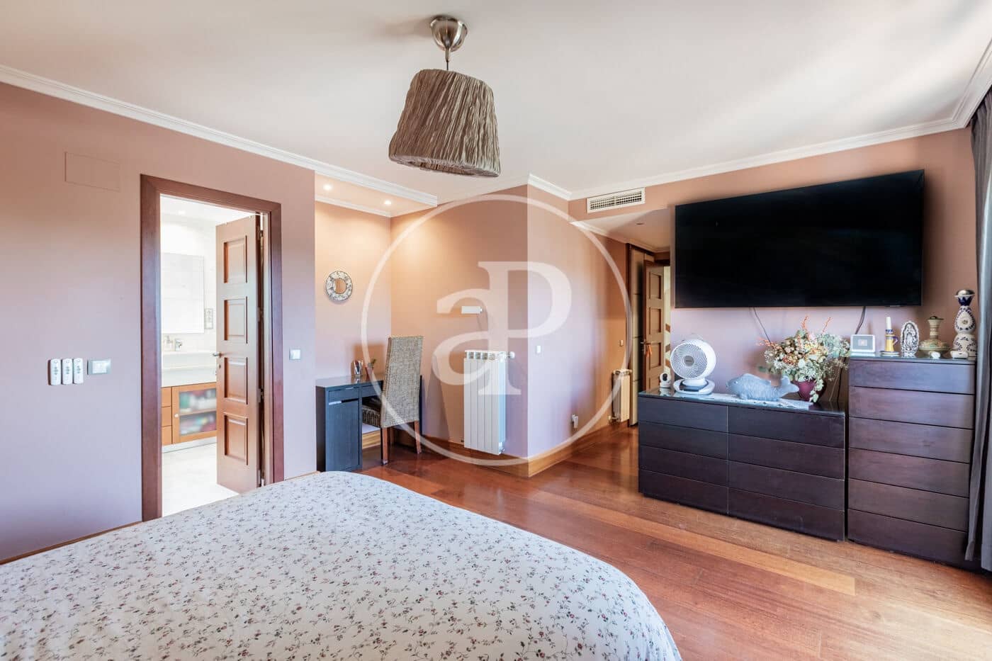 6 bedroom Villa for sale in Pozuelo de Alarcon with pool - € 1,700,000 (Ref: 9057881)