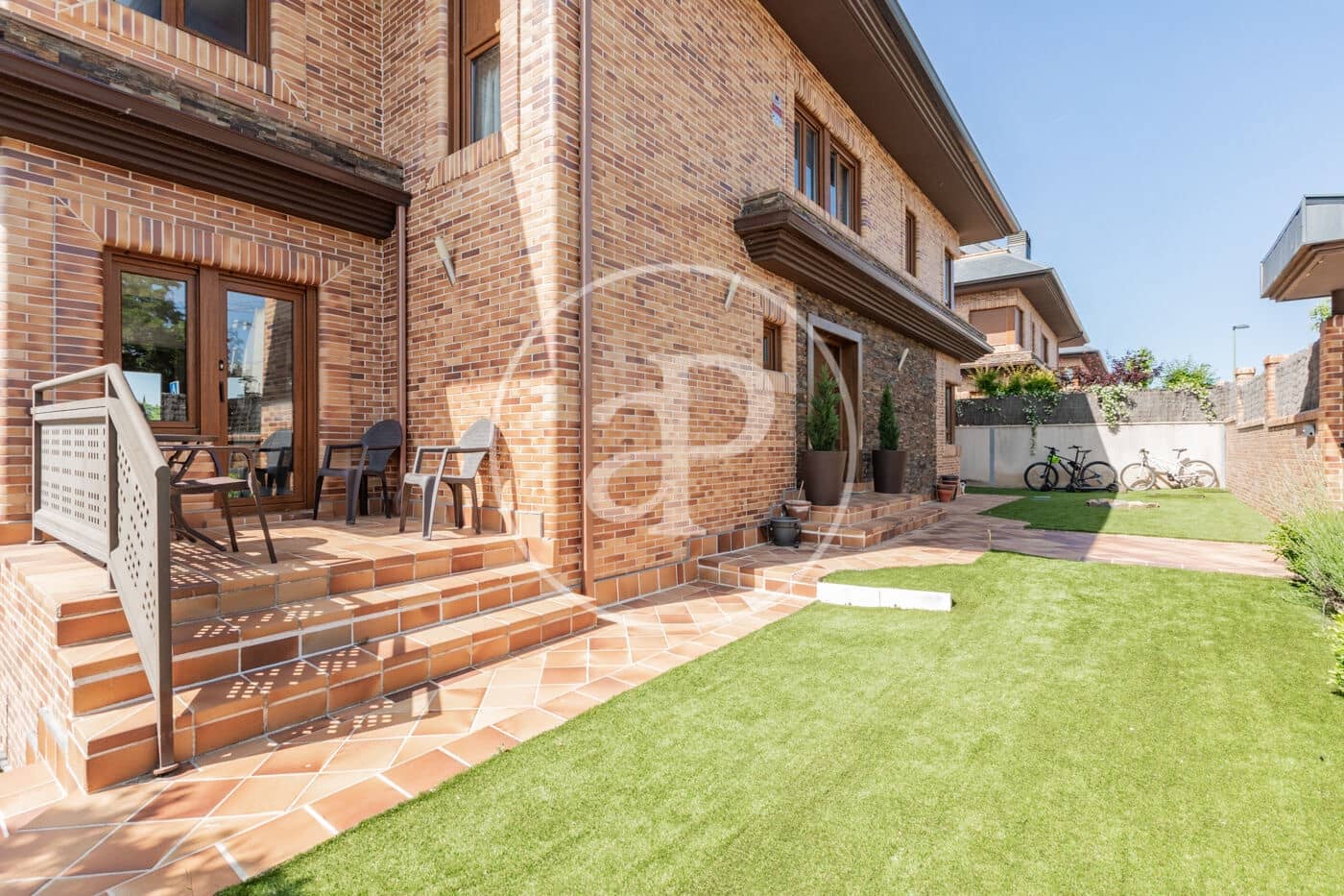 6 bedroom Villa for sale in Pozuelo de Alarcon with pool - € 1,700,000 (Ref: 9057881)