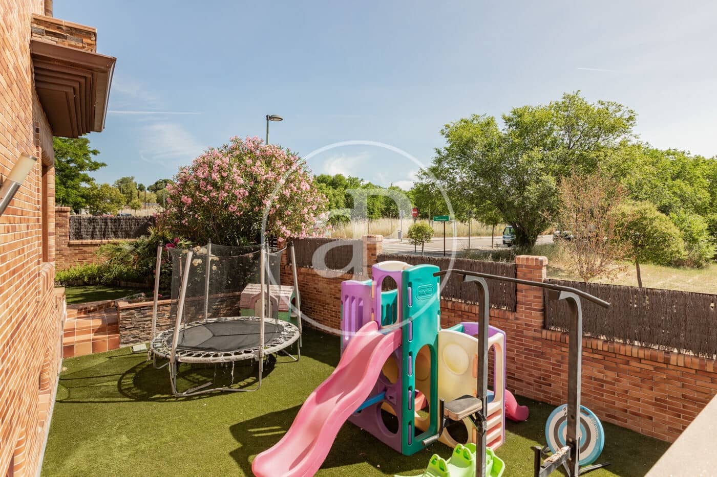 6 bedroom Villa for sale in Pozuelo de Alarcon with pool - € 1,700,000 (Ref: 9057881)