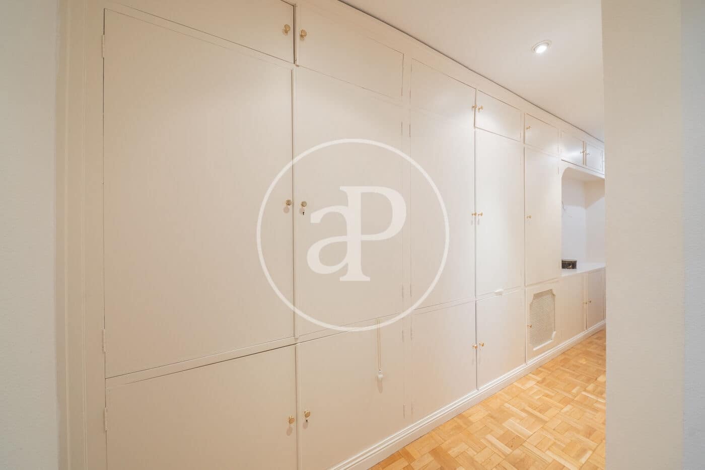 4 quarto Apartamento para arrendar em Madrid cidade - 3 500 € (Ref: 9065479)