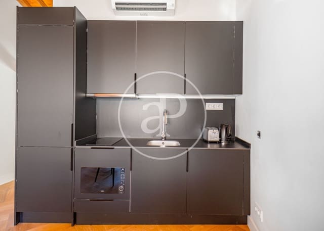 1 soveværelse Lejlighed til leje i Embajadores, Madrid by - € 1.800 (Ref: 9065481)