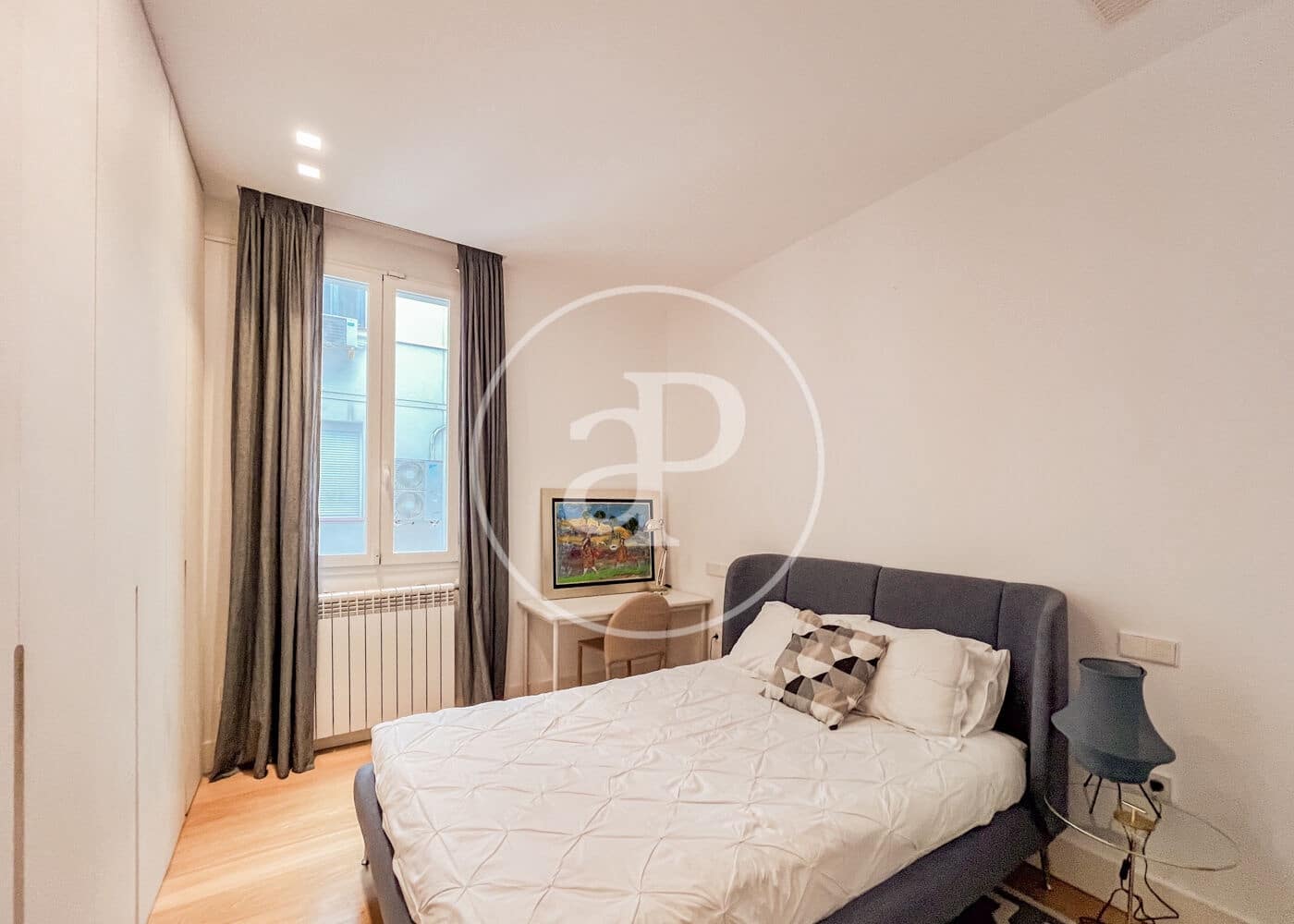 4 quarto Apartamento para arrendar em Madrid cidade - 8 800 € (Ref: 9081795)