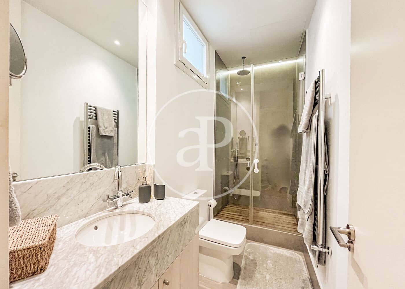 4 quarto Apartamento para arrendar em Madrid cidade - 8 800 € (Ref: 9081795)