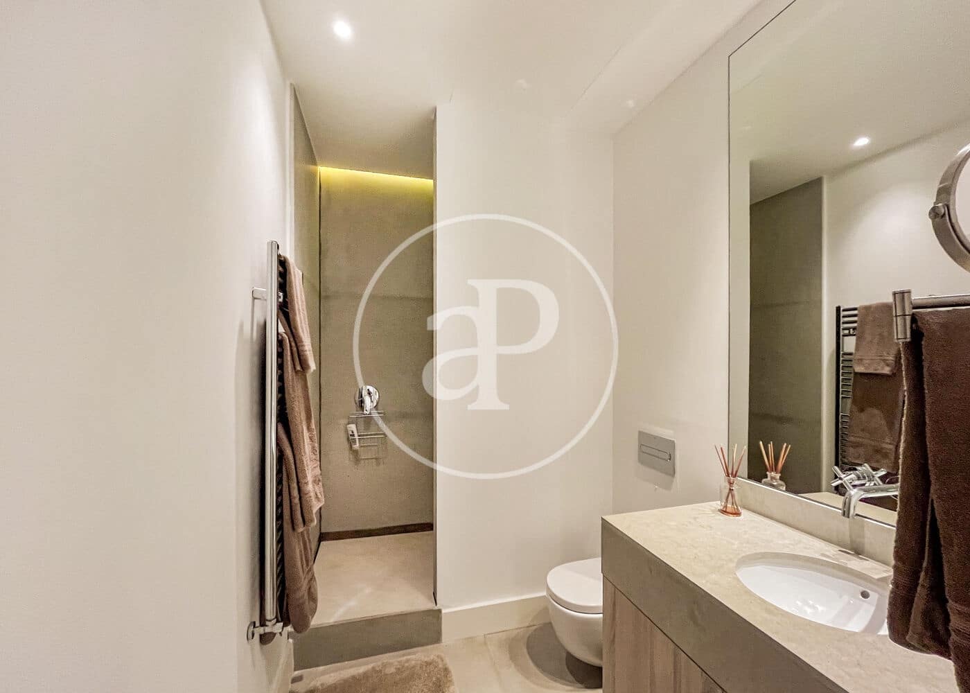 4 quarto Apartamento para arrendar em Madrid cidade - 8 800 € (Ref: 9081795)