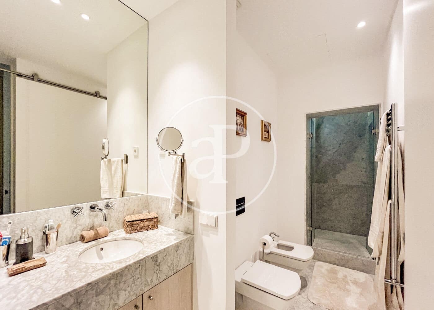 4 quarto Apartamento para arrendar em Madrid cidade - 8 800 € (Ref: 9081795)