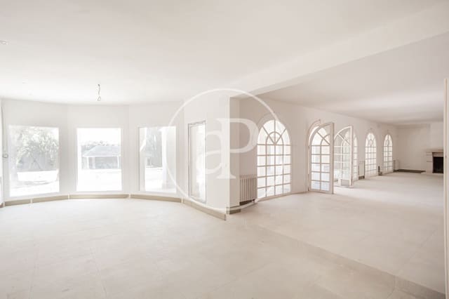 5 bedroom Villa for sale in Las Rozas de Madrid with pool - € 2,200,000 (Ref: 9106713)