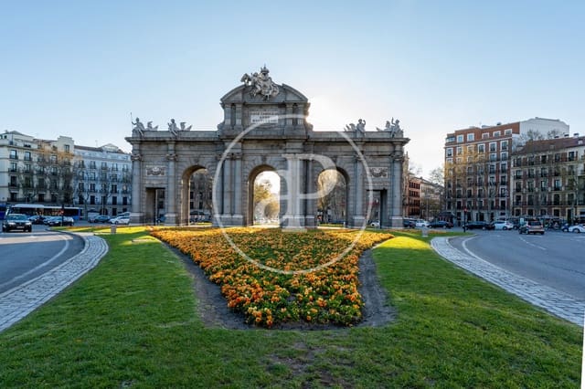 2 slaapkamer Appartement te huur in Castellana, Madrid stad - € 3.000 (Ref: 9112580)