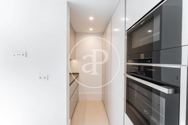 3 soveværelse Lejlighed til leje i Almagro, Madrid by med swimmingpool - € 5.500 (Ref: 9132620)