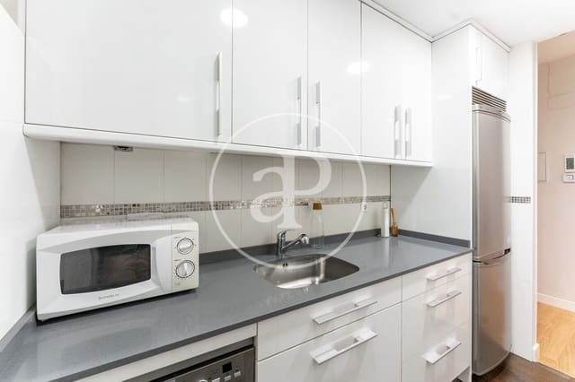 2 slaapkamer Appartement te huur in Embajadores, Madrid stad - € 2.000 (Ref: 9132621)