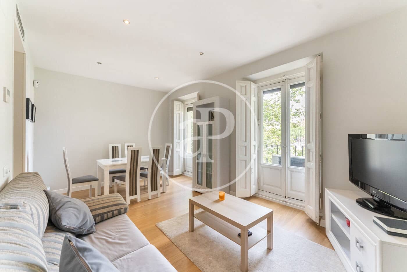 2 slaapkamer Appartement te huur in Madrid stad - € 2.000 (Ref: 9132621)