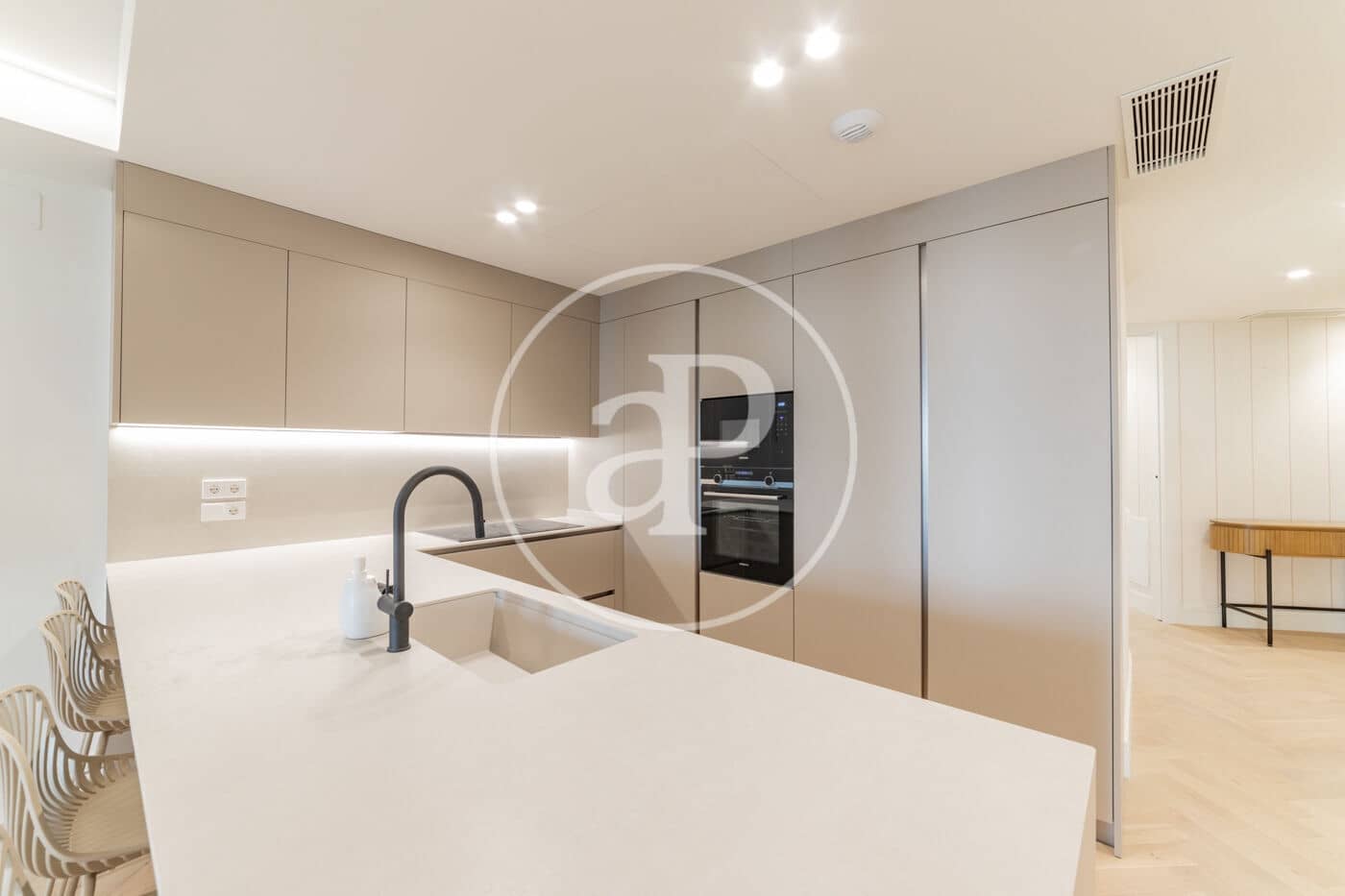 2 soverom Leilighet til leie i Madrid by med svømmebasseng - € 5 400 (Ref: 9137386)